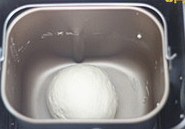 3、培根鲜虾比萨,继续搅拌至面团可以拉出薄膜扩展状态