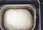 4、培根鲜虾比萨,揉好的面团进行发酵至原来的2-2.5倍大