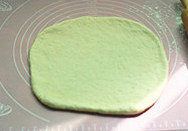 6、培根鲜虾比萨,松弛好的面团擀成比萨盘大小的圆饼皮