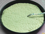 7、培根鲜虾比萨,将饼皮铺在比萨里，用叉子叉一些小孔