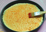 8、培根鲜虾比萨,均匀的刷上一层番茄沙司