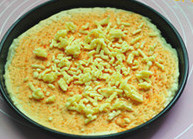 9、培根鲜虾比萨,铺上一层芝士。（如果是块状的芝士需要刨成丝）