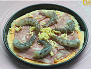 11、培根鲜虾比萨,铺上已去皮挑线的大虾