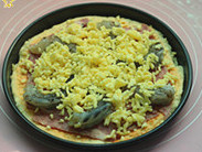 12、培根鲜虾比萨,最后再铺上一层芝士，送进事先预热好的烤箱200度，中层，上下火，20分钟