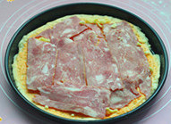 10、培根鲜虾比萨,再铺上培根