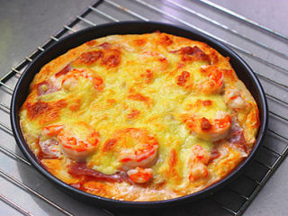 13、培根鲜虾比萨,见芝士融化表面微微上色即可出炉，待稍凉后切块享用