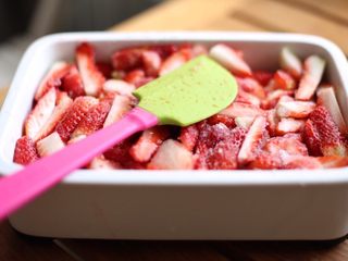 3、草莓果酱,加细砂糖腌制一个小时