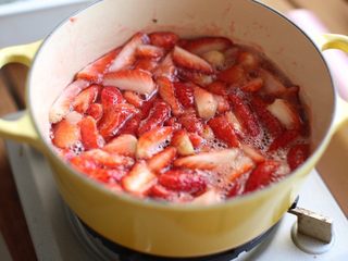 4、草莓果酱,大火煮开后小火慢慢熬