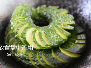 4、2分钟学会这道网红菜——蓑衣黄瓜,放置盘中备用