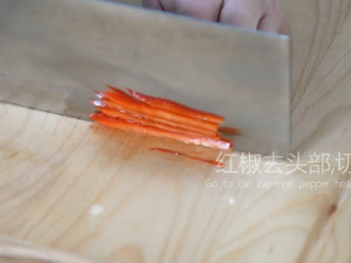 5、2分钟学会这道网红菜——蓑衣黄瓜,红椒去头，切丝