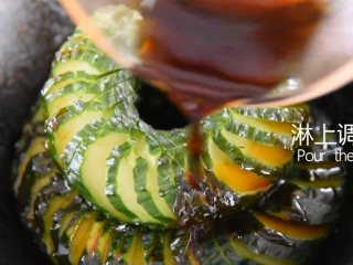 8、2分钟学会这道网红菜——蓑衣黄瓜,淋上调味汁