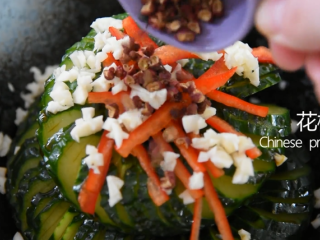 9、2分钟学会这道网红菜——蓑衣黄瓜,依次放入红椒丝、蒜末、花椒