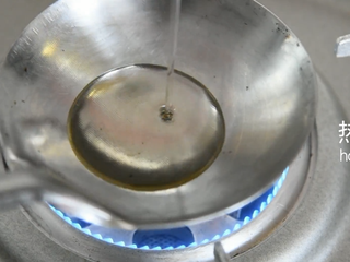 10、2分钟学会这道网红菜——蓑衣黄瓜,热油