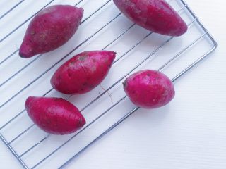1、自制紫薯粉,食材准备：准备大小差不多的紫薯10个