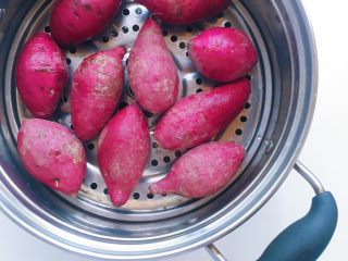 2、自制紫薯粉,食材处理：洗干净上锅蒸熟（这一步也可以提前将紫薯去皮）