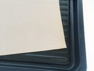 7、自制紫薯粉,烤盘铺上高温不沾布