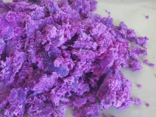 8、自制紫薯粉,倒入紫薯泥