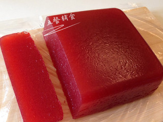 9、山楂酱&山楂糕&果丹皮 宝宝辅食，健胃消食,山楂泥晾凉后倒入保鲜盒（保鲜盒底可以先垫一层保鲜膜），入冰箱冷藏一晚后切块食用。山楂糕开胃消食，特别对消肉食积滞作用更好。