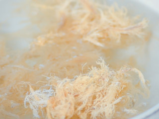 1、果冻,琼枝加水浸泡2小时。