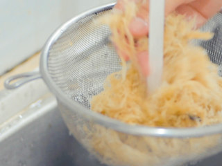 2、果冻,浸泡后用水冲洗。琼枝上会有许多的小贝壳碎片,稍微清洗就好,不用特别干净,后面的步骤会有过滤,不会影响口感。