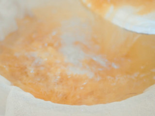 4、果冻,纱布过滤,只要水。用纱布过滤,可以将琼枝上的贝壳碎片,过滤掉。