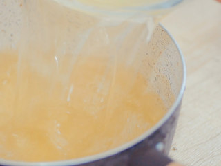 5、果冻,琼枝水重新倒入一只锅内