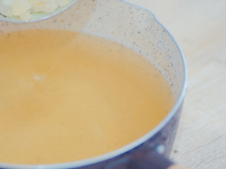 6、果冻,加入冰糖40克。40克做出来的口感是微微甜。冰糖的量可以根据自己的口味增减。