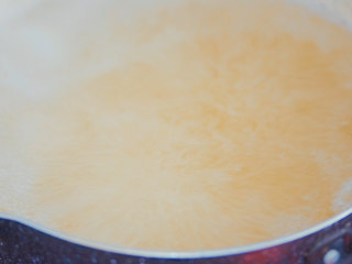 7、果冻,将冰糖煮至完全融化就好。