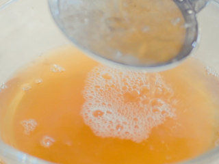 8、果冻,将琼枝水再过滤一次。再次过滤是让汁水更清澈,这一步可以省略。