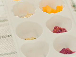 9、果冻,模具中,先放好各种水果,花酱。量不要太多,太多不利于成形。