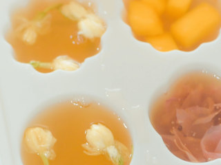 10、果冻,倒入琼枝的汤汁,静置2-3小时,就可以成型。想要加快成型时间,可以将模具放在冷水中静置。