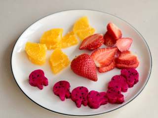 4、果酱缤纷三明治,全部切好的水果备用；