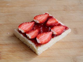 6、果酱缤纷三明治,铺一层水果；