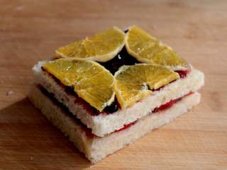7、果酱缤纷三明治,再放一片吐司，涂一层果酱，放自己洗好的水果；