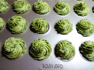 14、香葱曲奇饼,在烤盘上，挤出圆形的饼干。