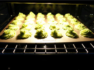 15、香葱曲奇饼,烤箱预热180度，上下火180度烤20分钟，至饼表面上色后，再焖5分钟即可。