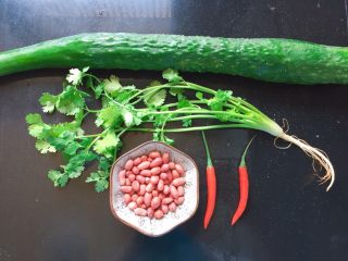 1、凉拌黄瓜,准备好所需食材（蒜4瓣忘拍了）。