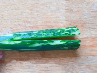 4、凉拌黄瓜,将黄瓜对半切开。