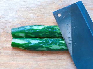 5、凉拌黄瓜,用刀背在黄瓜上轻轻拍几下。