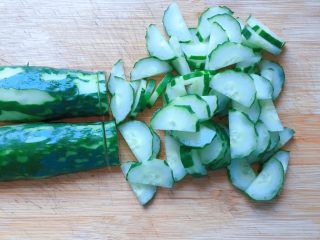 6、凉拌黄瓜,然后切成小片。