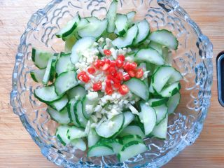 11、凉拌黄瓜,加入蒜末和小米椒。
