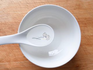 12、凉拌黄瓜,取一小碗，加入2汤匙白醋；