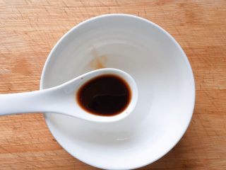 13、凉拌黄瓜,加入2汤匙香醋；