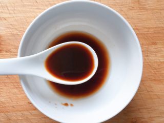 14、凉拌黄瓜,加入2汤匙生抽；