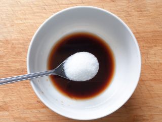 15、凉拌黄瓜,加入2茶匙白糖和少许盐；