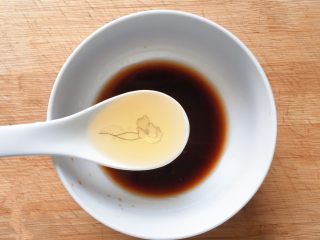 16、凉拌黄瓜,加入1汤匙熟花生油（刚刚炸过花生的油），搅拌均匀成料汁。