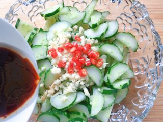 17、凉拌黄瓜,把拌好的料汁倒入碗中。