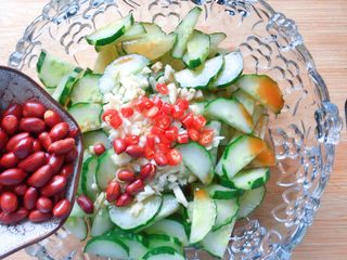 18、凉拌黄瓜,加入炸好的花生米。