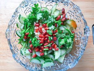 19、凉拌黄瓜,加入香菜。