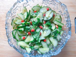 20、凉拌黄瓜,戴上一次性手套，把所有食材抓匀即可。